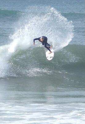 Advanced surfer executing a powerful backhand snap with precision, demonstrating the level of technical progression possible with Filipe Anjos in Peniche.